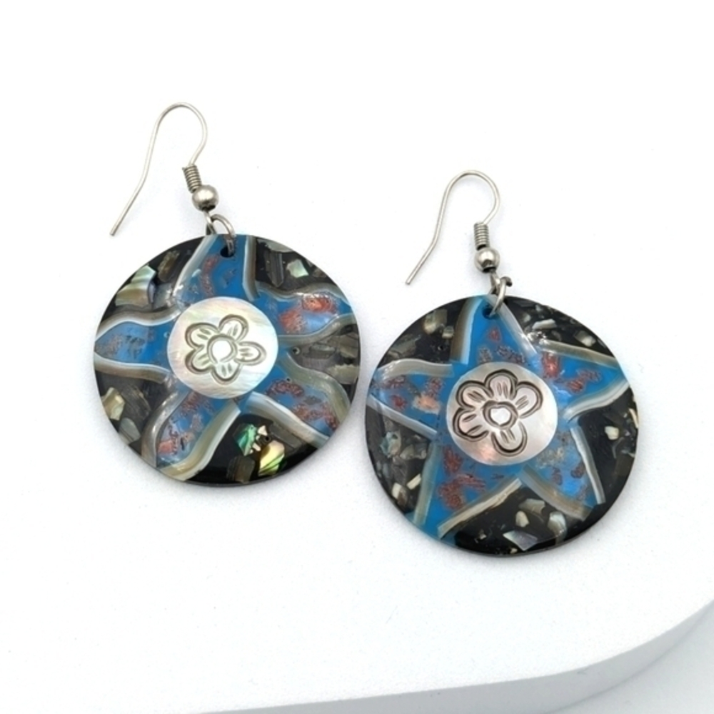 4/24$  Round hand crafted shell earrings inlaid in black